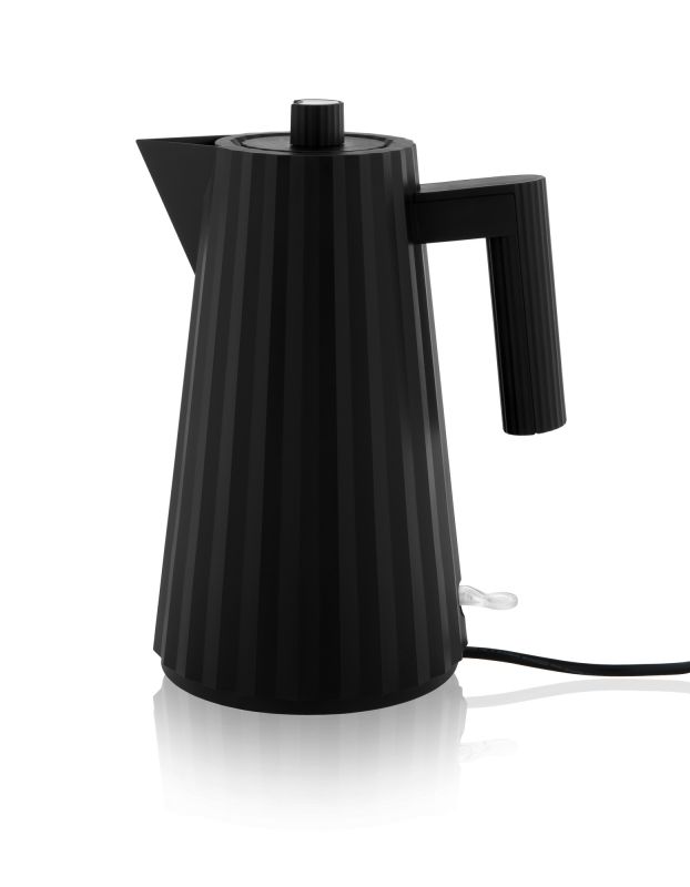 Schwarzer Plissé Wasserkocher von Alessi, modernes Design für die Küche, hochwertiger Wasserkocher.